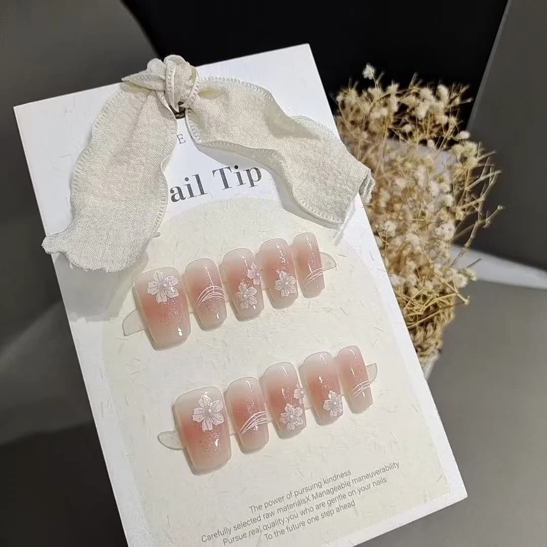 Ručně malované květinové nalepovací nehty, krátký tvar coffina, blush efekt