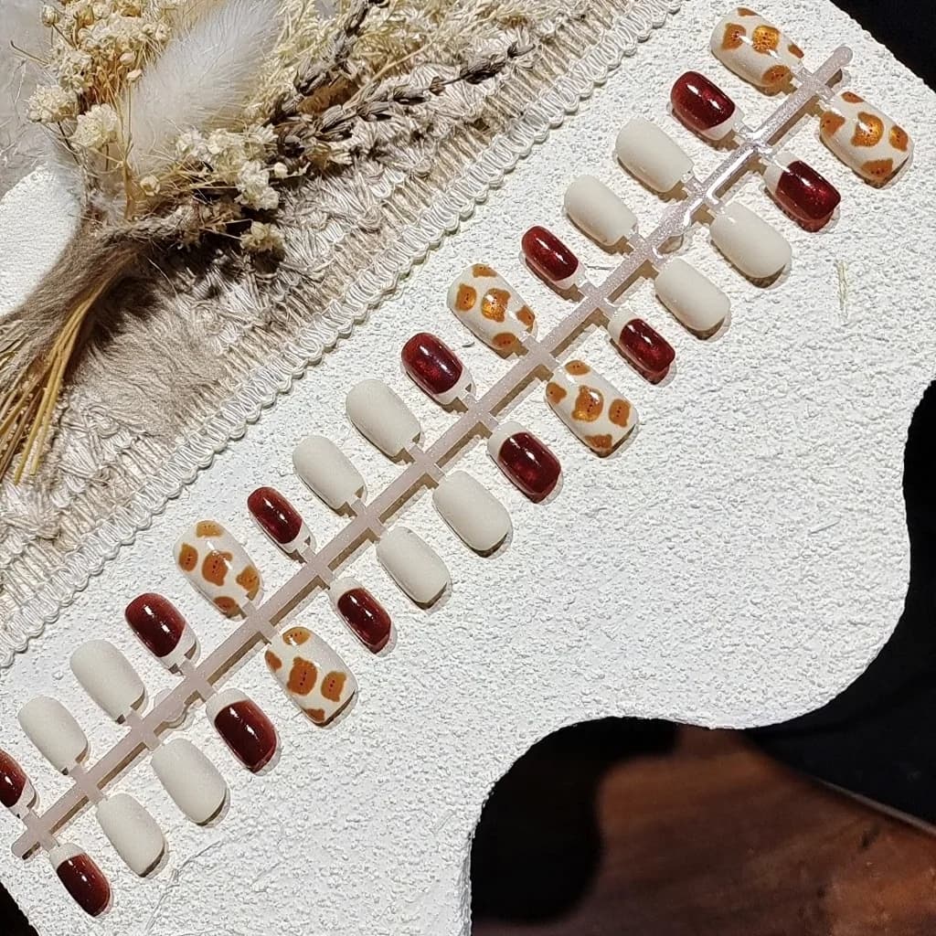Nalepovací nehty Cat Eye kaštanový medvěd krátký tvar baletky třpyt