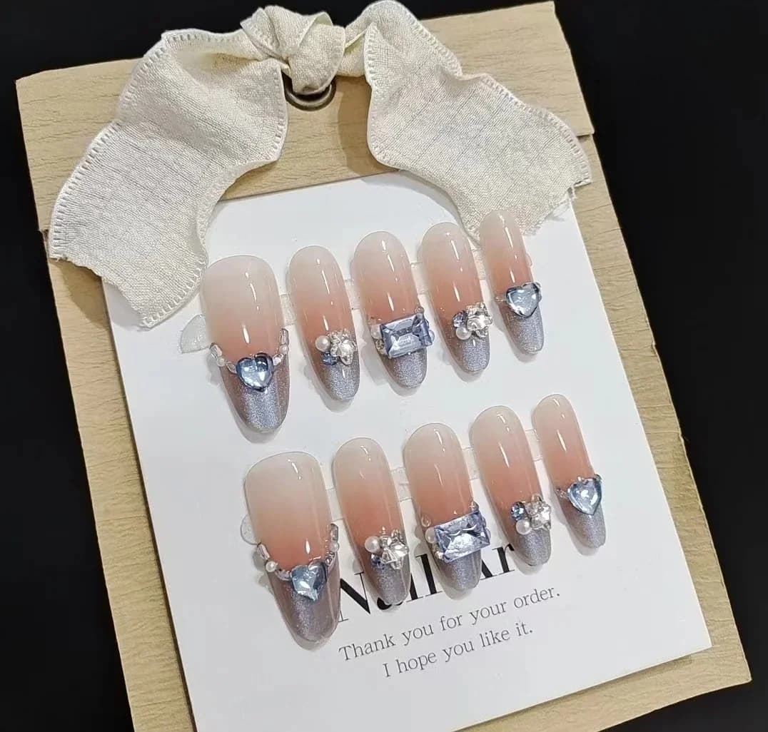 Modré jantarové nalepovací nehty Cat Eye French Tip s kamínky, dlouhý ovál