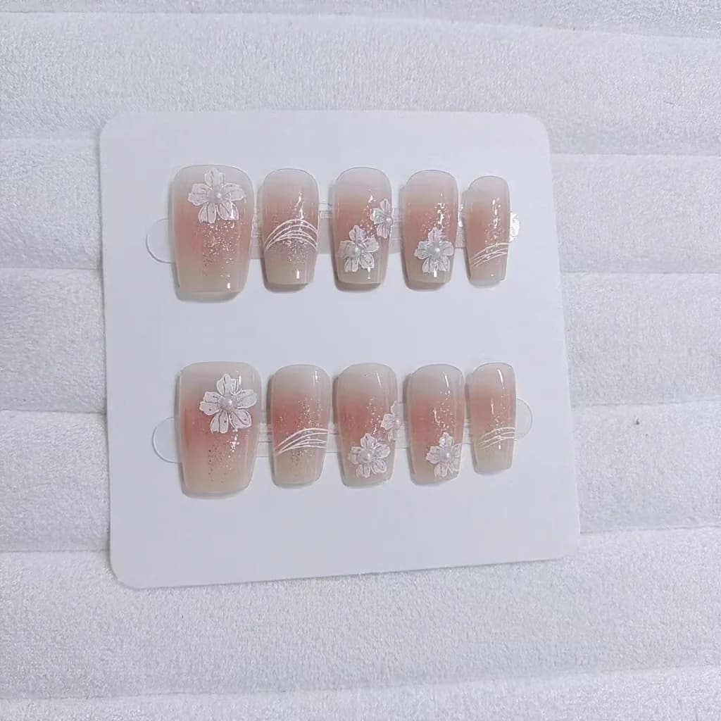 Ručně malované nalepovací nehty, krátký tvar coffina, design blush