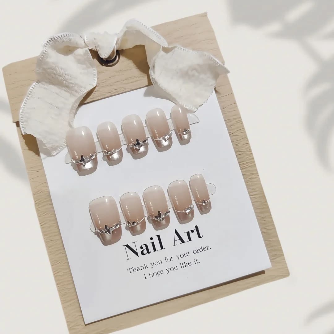Nalepovací nehty French Tip s motýlími kamínky a kočičím okem