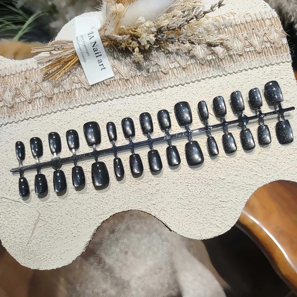 Černé krátké nalepovací nehty Cat Eye ve tvaru baletky, glitrový finish