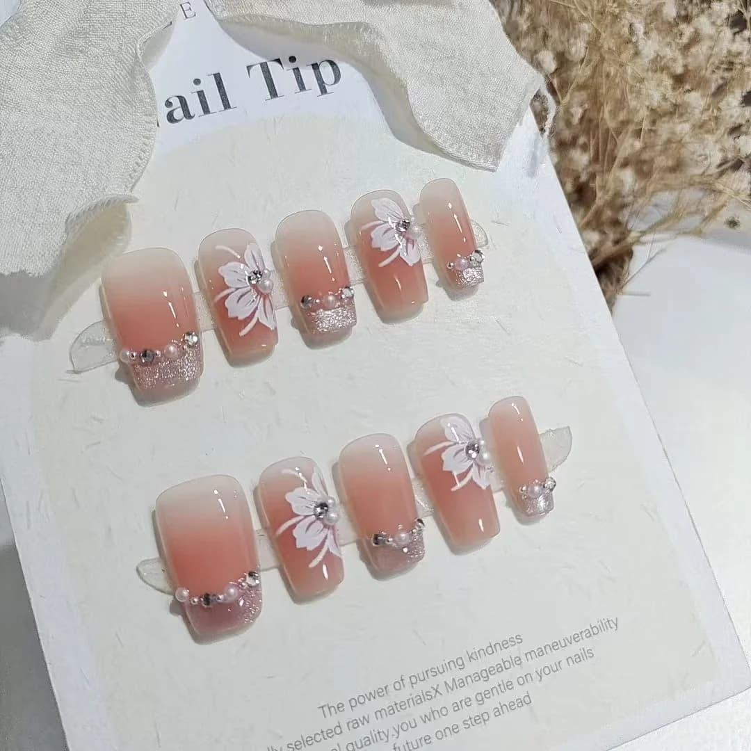 Nalepovací nehty Cat Eye s liliemi, perlami a kamínky