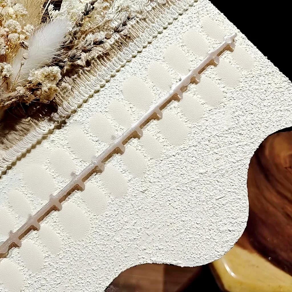 Růžové nehty s motivem sedmikrásky, kočičí oko, krátký tvar ballerina