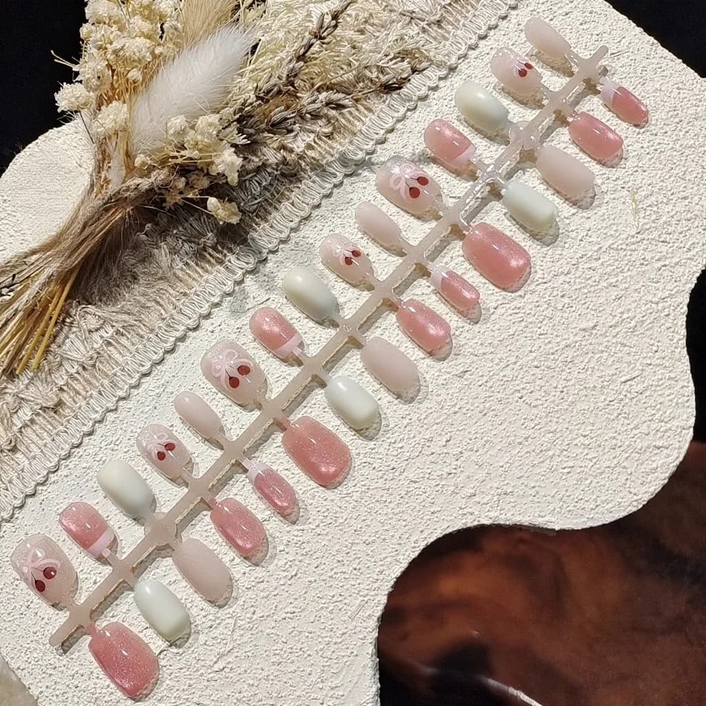 Třešňové kočičí oko, nalepovací nehty, růžový glitr, krátký ballerina styl