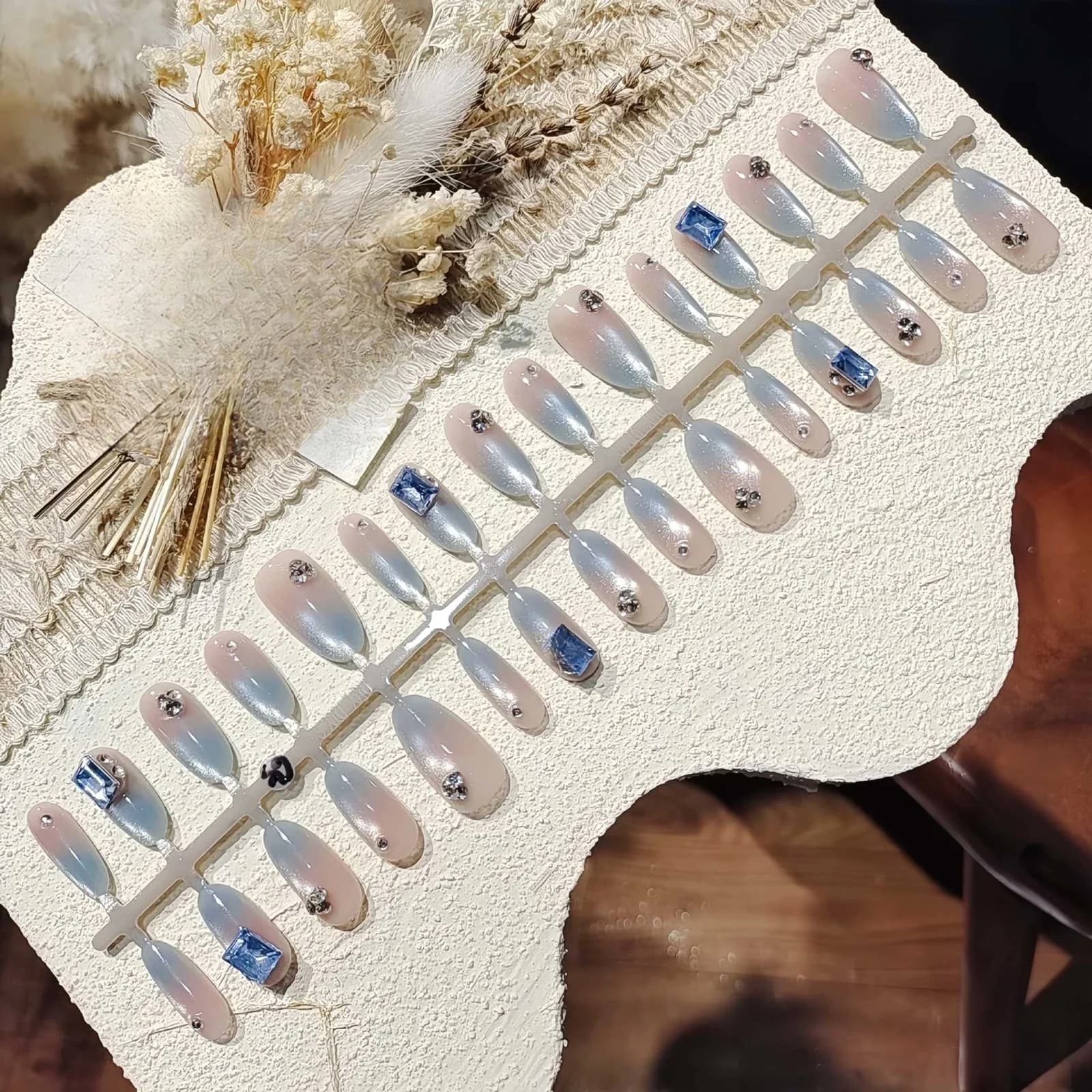 Ledově modré nalepovací nehty Cat Eye s glitrovým gradientem, střední oval