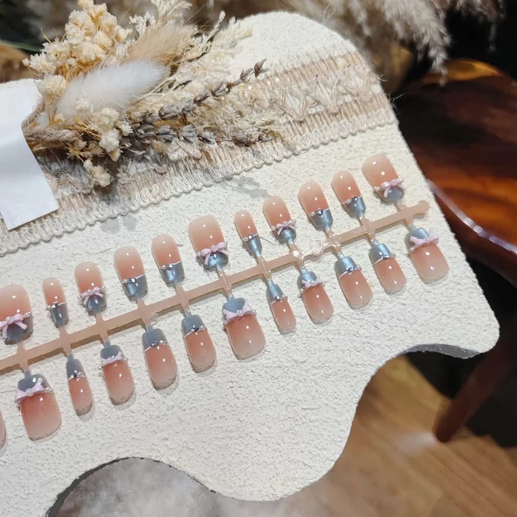 Modré nehty s motýlem a růžovými krystaly, francouzská špička cat eye