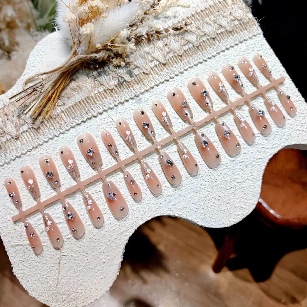 Nalepovací nehty s francouzskou špičkou, květinami, motýly a kamínky