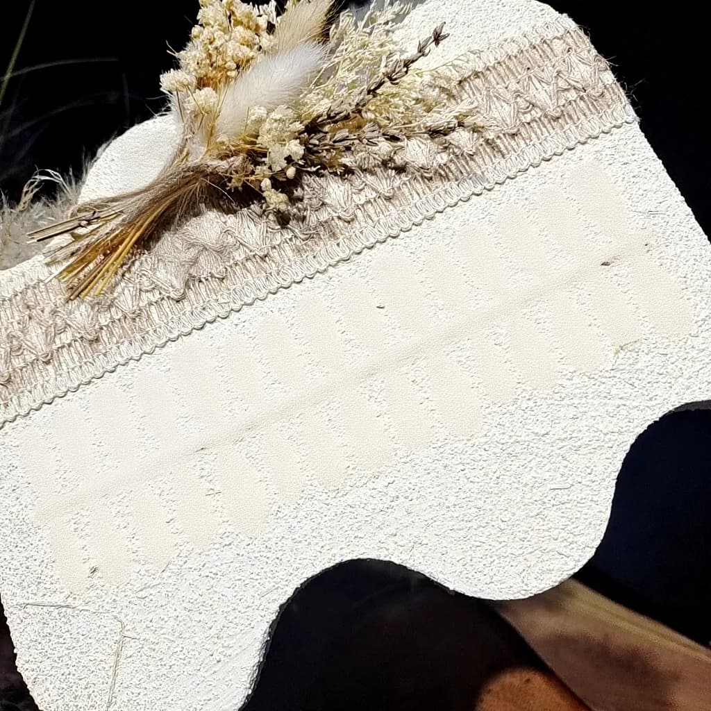 Nahé růžové nehty s kočičím okem, mašlí a hvězdicovými korálky