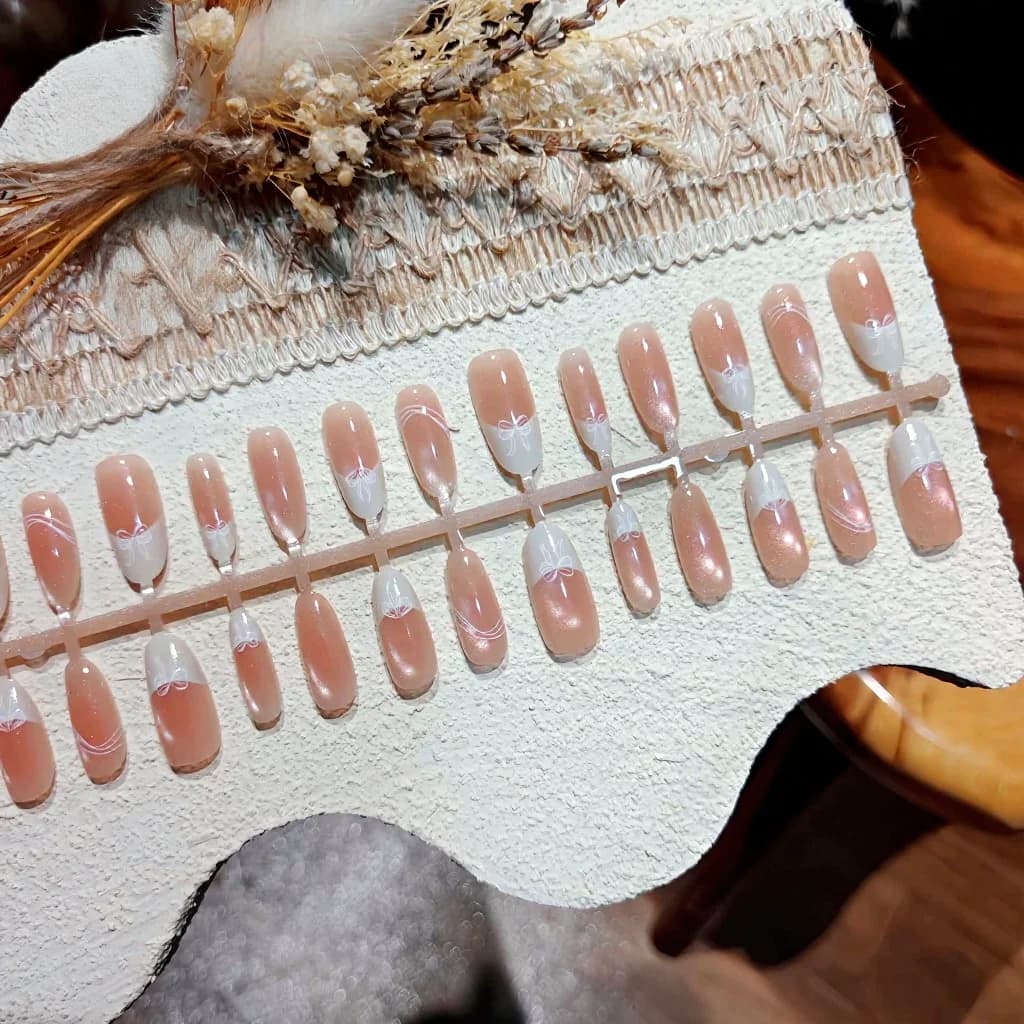 Nalepovací nehty Cat Eye, mléčně bílé, střední oválný tvar, 30 ks