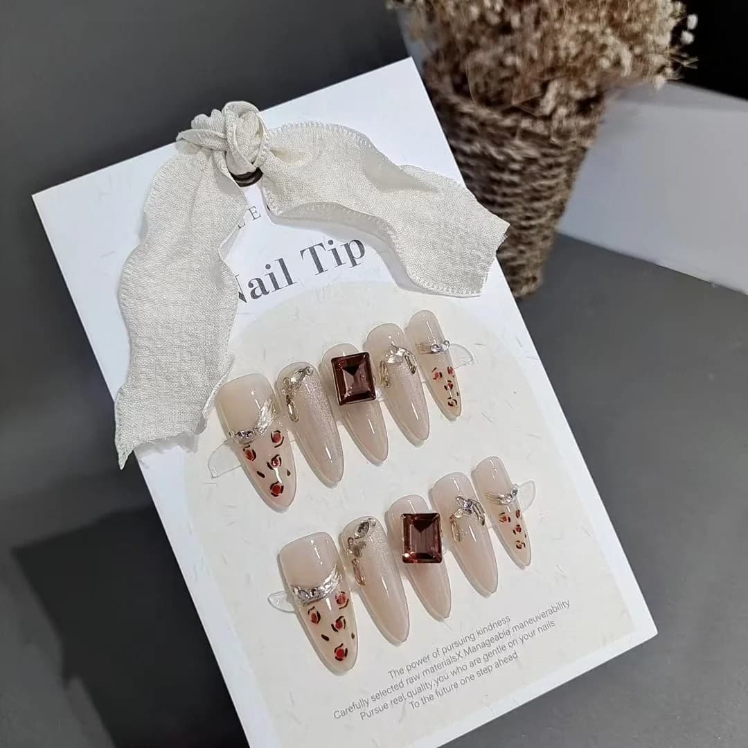 Nalepovací nehty s leopardím vzorem a kamínky, dlouhý tvar stiletto