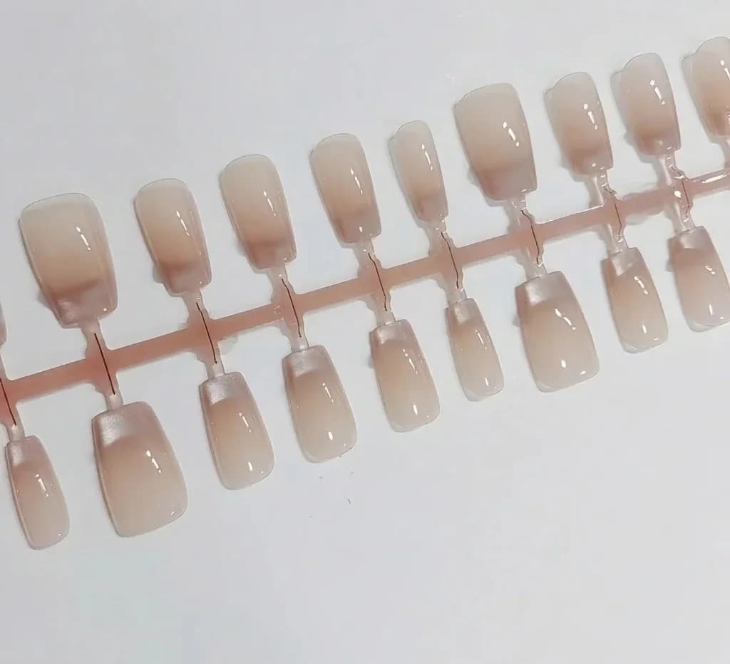 Nalepovací nehty French Tip s motýlími kamínky a kočičím okem