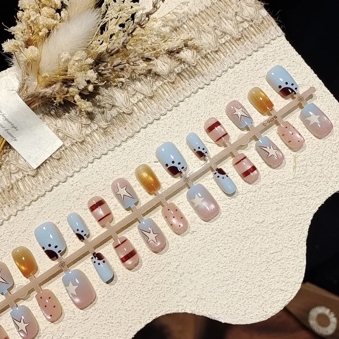 Ledově modré nalepovací nehty Cat Eye s hvězdným glitrem, krátký ballerina tvar