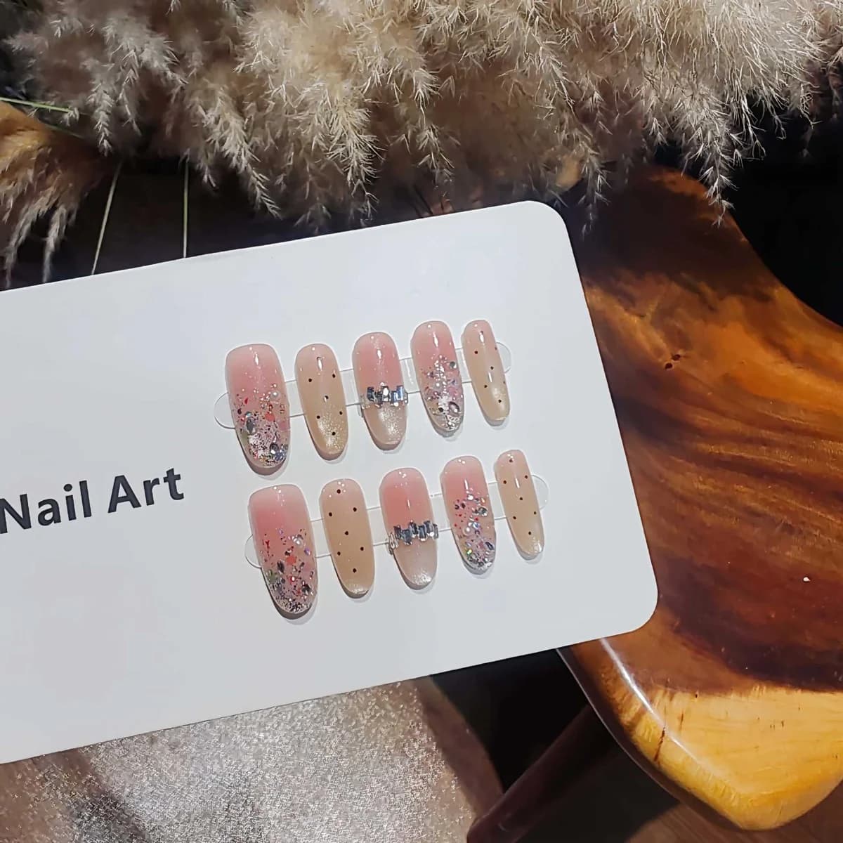 Nude nehty na lepení se stříbrným glitrem, efekt kočičího oka, střední ovál