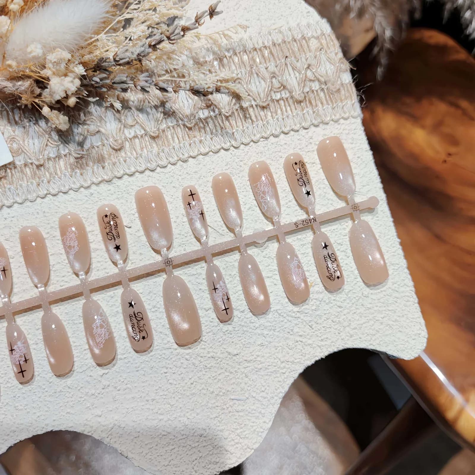 Mléčně bílé nalepovací nehty Cat Eye, oválný tvar, 30 kusů