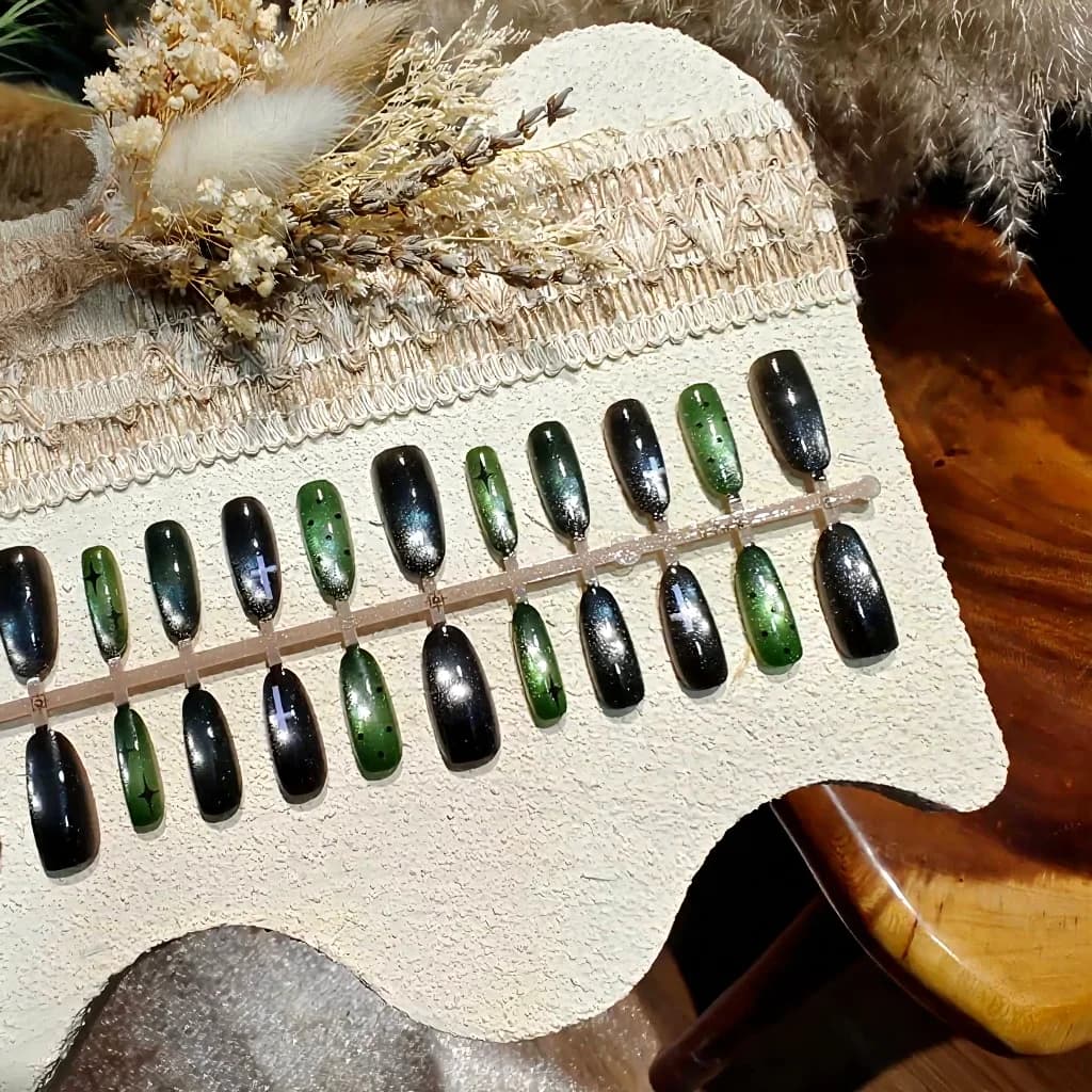 Nalepovací nehty Cat Eye, středně oválné, tmavý sladký cool styl