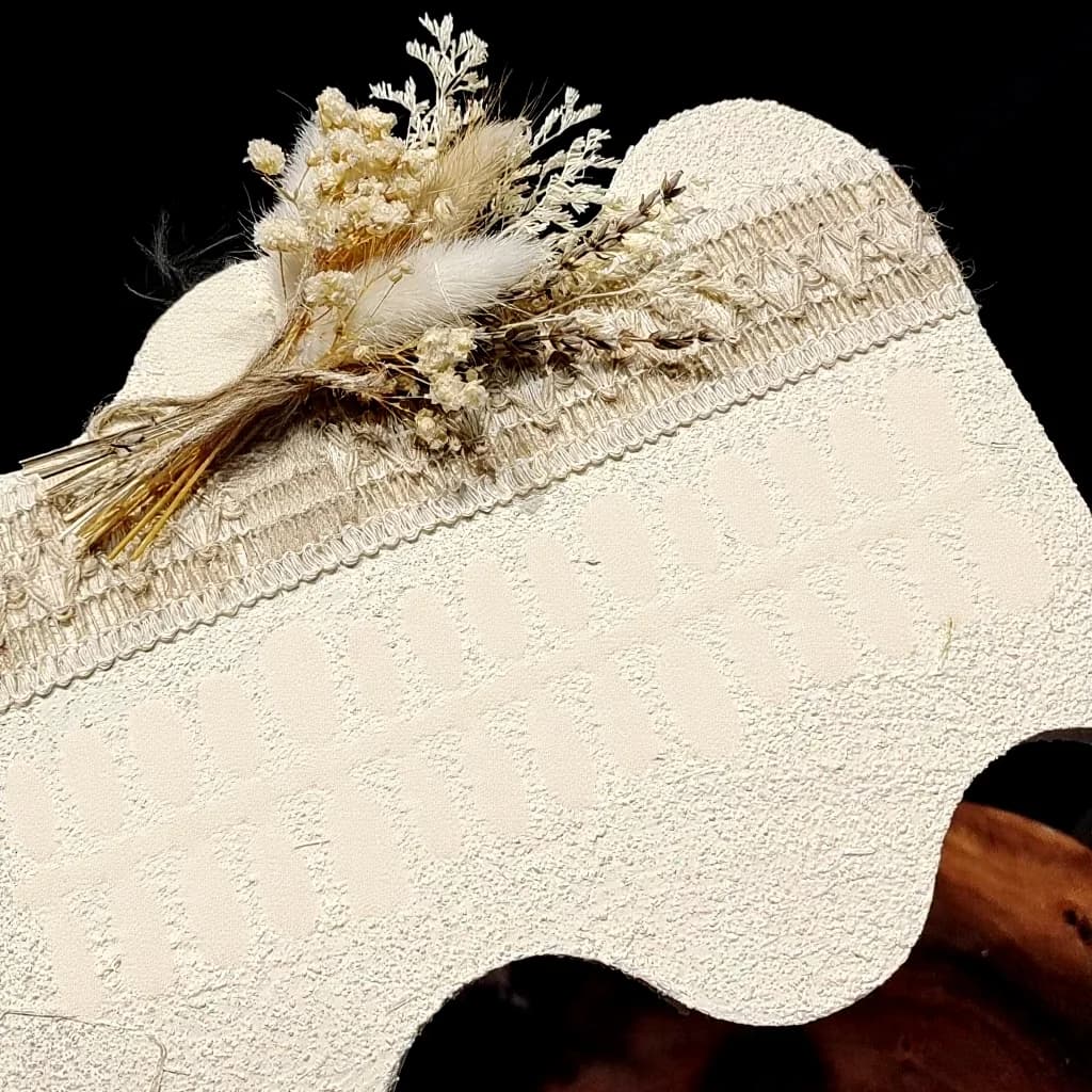 Krátké oválné nalepovací nehty broskvově růžové s efektem kočičího oka a skleněných korálků