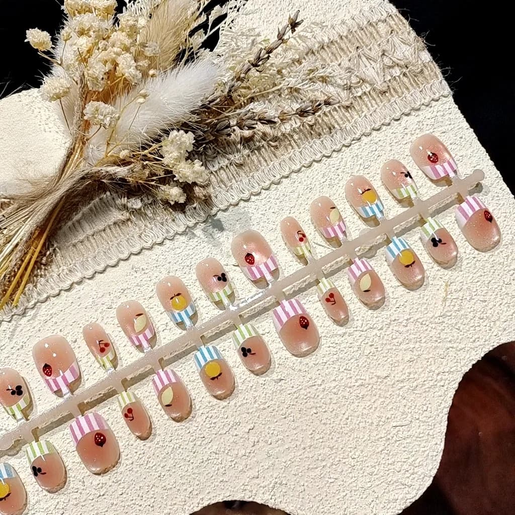 Krátké nalepovací nehty tvaru ballerina, styl kočičího oka s kamínky