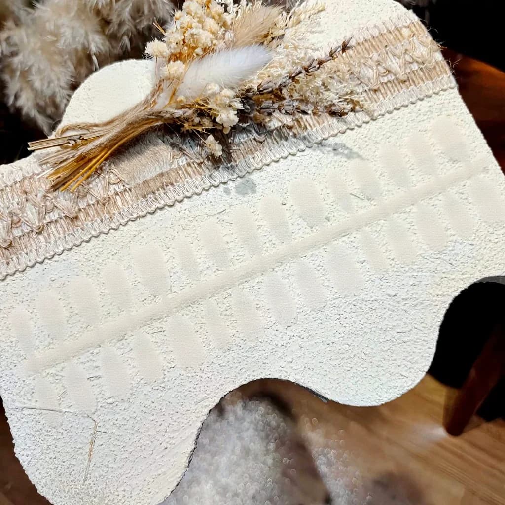 Modré nehty s motýlem a růžovými krystaly, francouzská špička cat eye