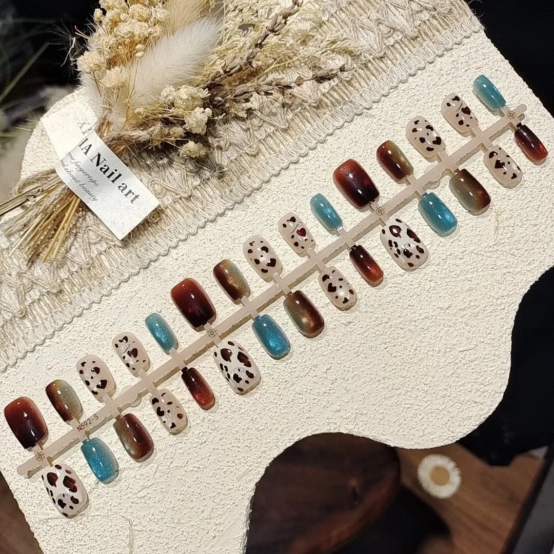 Krátké nehty na nalepení tvaru balerína s kočičím okem, leopardím vzorem a glitry