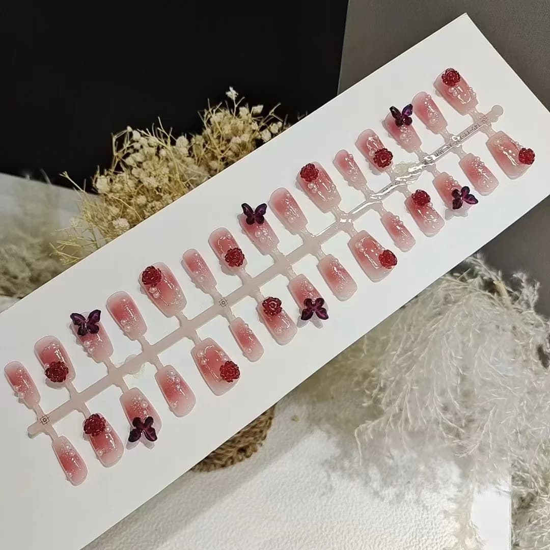 Nalepovací nehty krátký coffin, švestková ruměnec, květiny a motýli, 30 ks