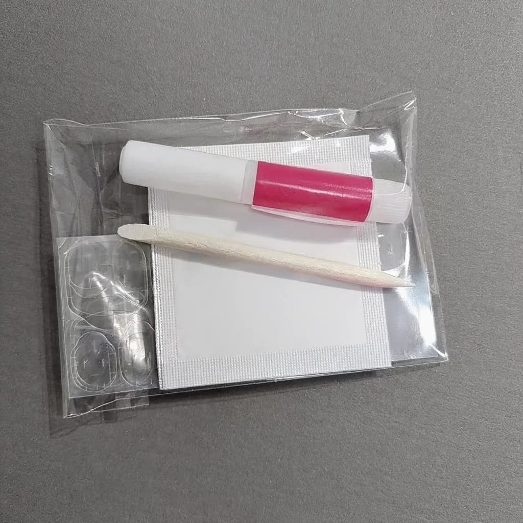 Sada nástrojů pro nalepovací nehty s lepícími pásky, pilníkem a odstraňovačem