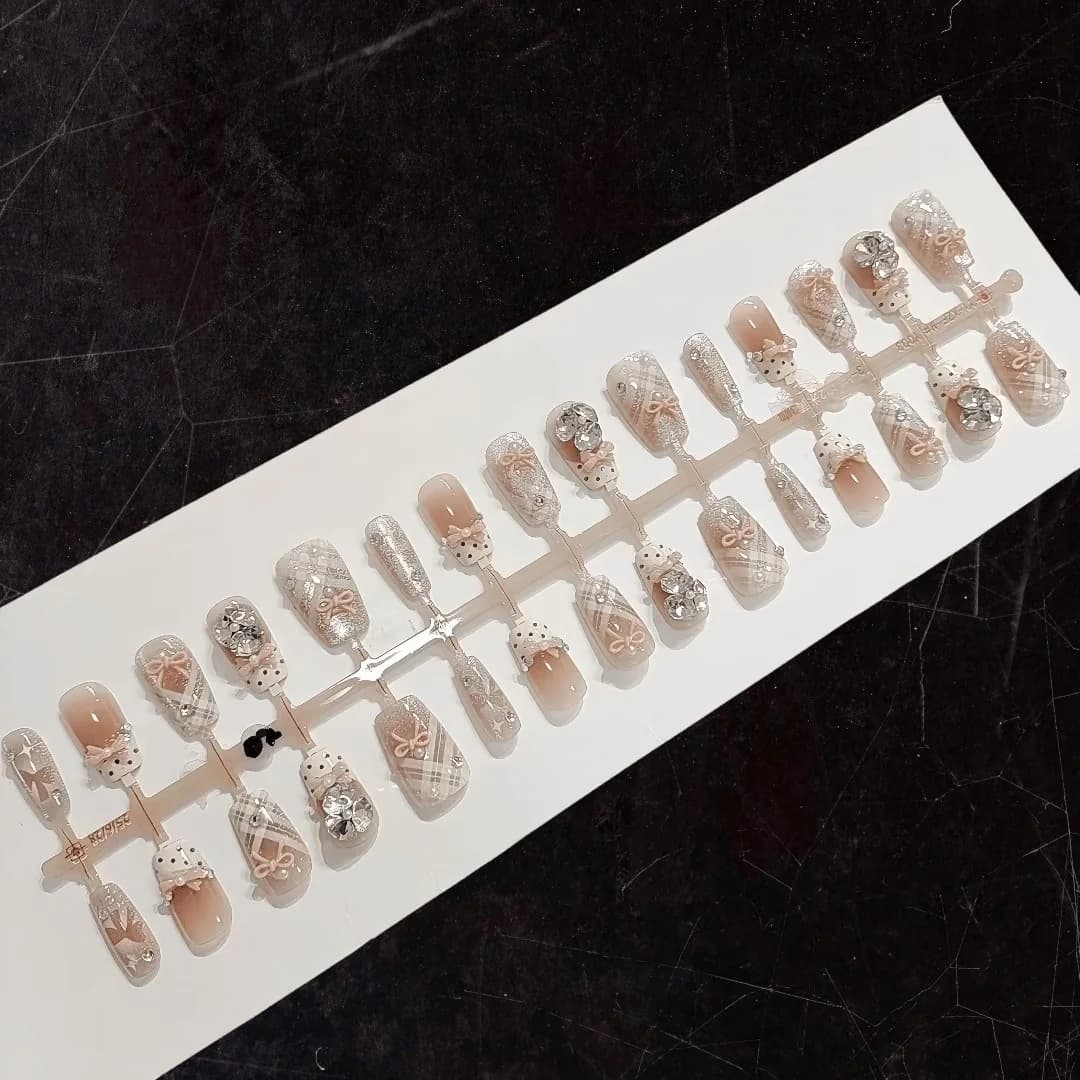 Krémové nehty s francouzskou špičkou Cat Eye, krátké coffin, 30 ks