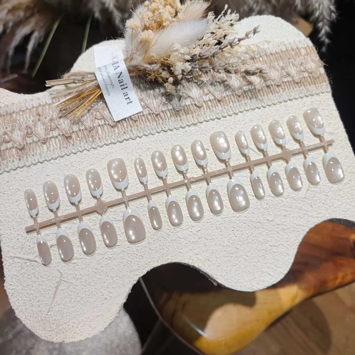 Francouzské bílé nalepovací nehty Cat Eye, krátký ovál, 30 ks