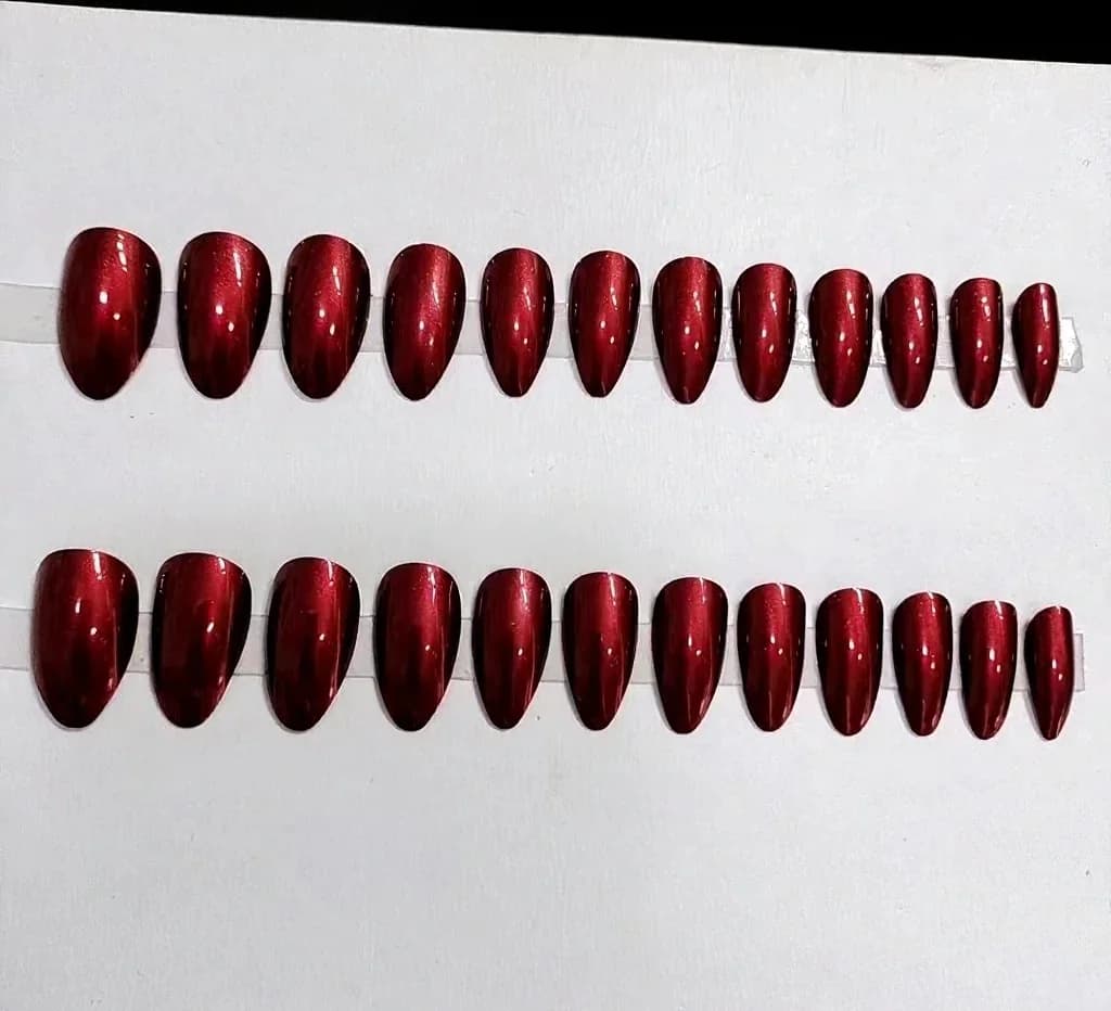 Perleťově červené dlouhé nehty na lepení ve tvaru stiletto, jednobarevné