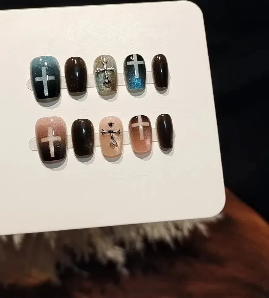 Modro-růžové nalepovací nehty Cat Eye se skleněnými korálky a křížkem