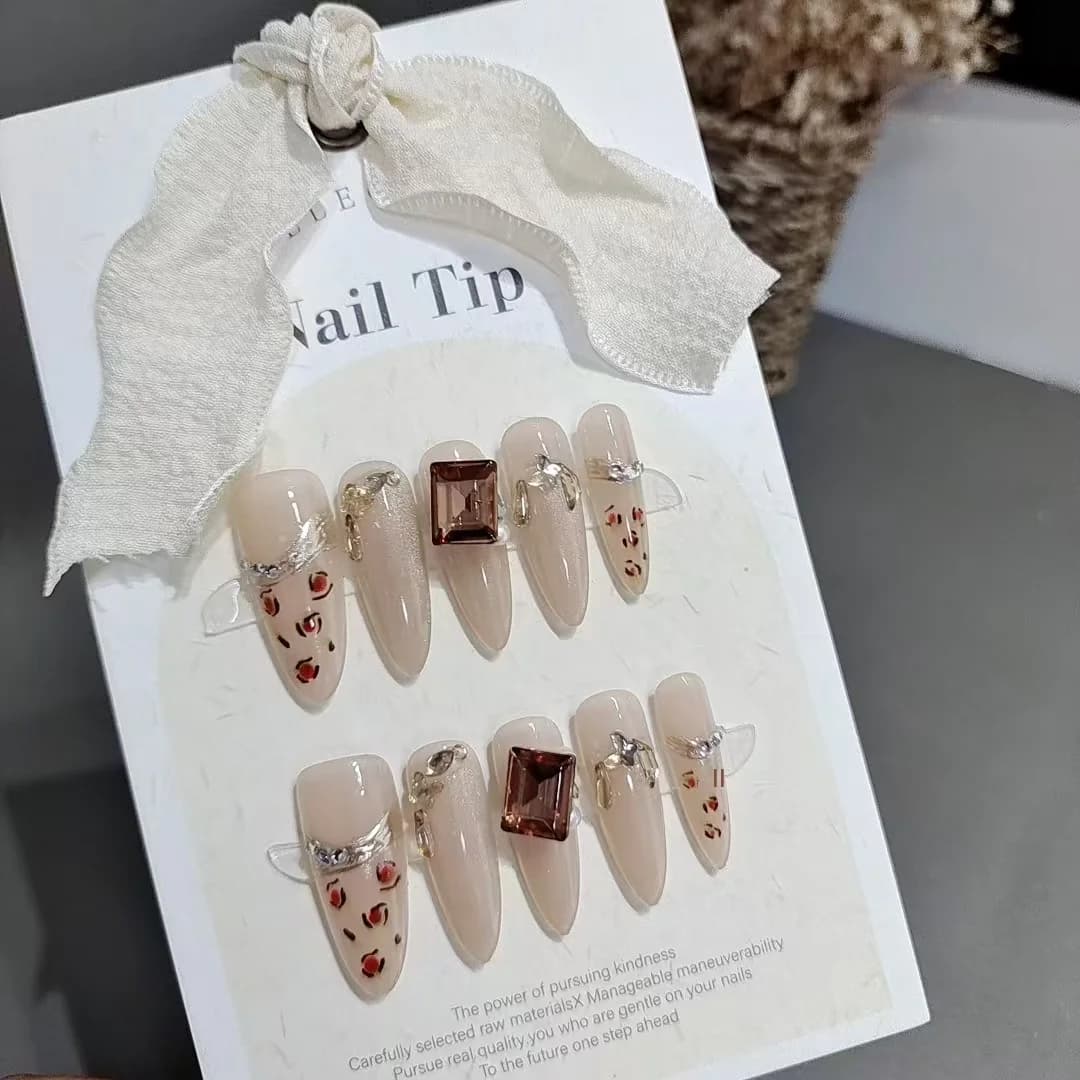 Nalepovací nehty s leopardím vzorem a kamínky, dlouhý tvar stiletto