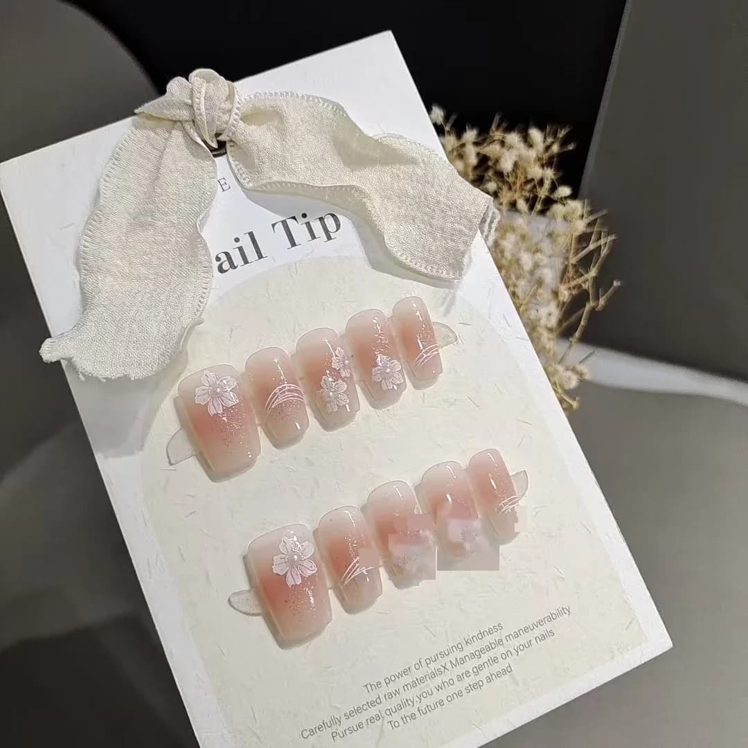 Ručně malované nalepovací nehty, krátký tvar coffina, design blush