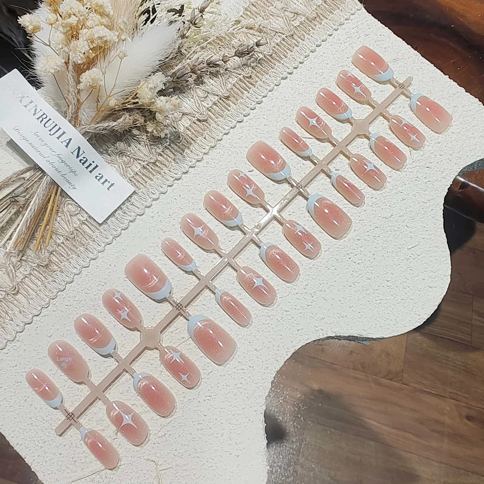 Krátké oválné nalepovací nehty Cat Eye, design růžové hvězdné oblohy