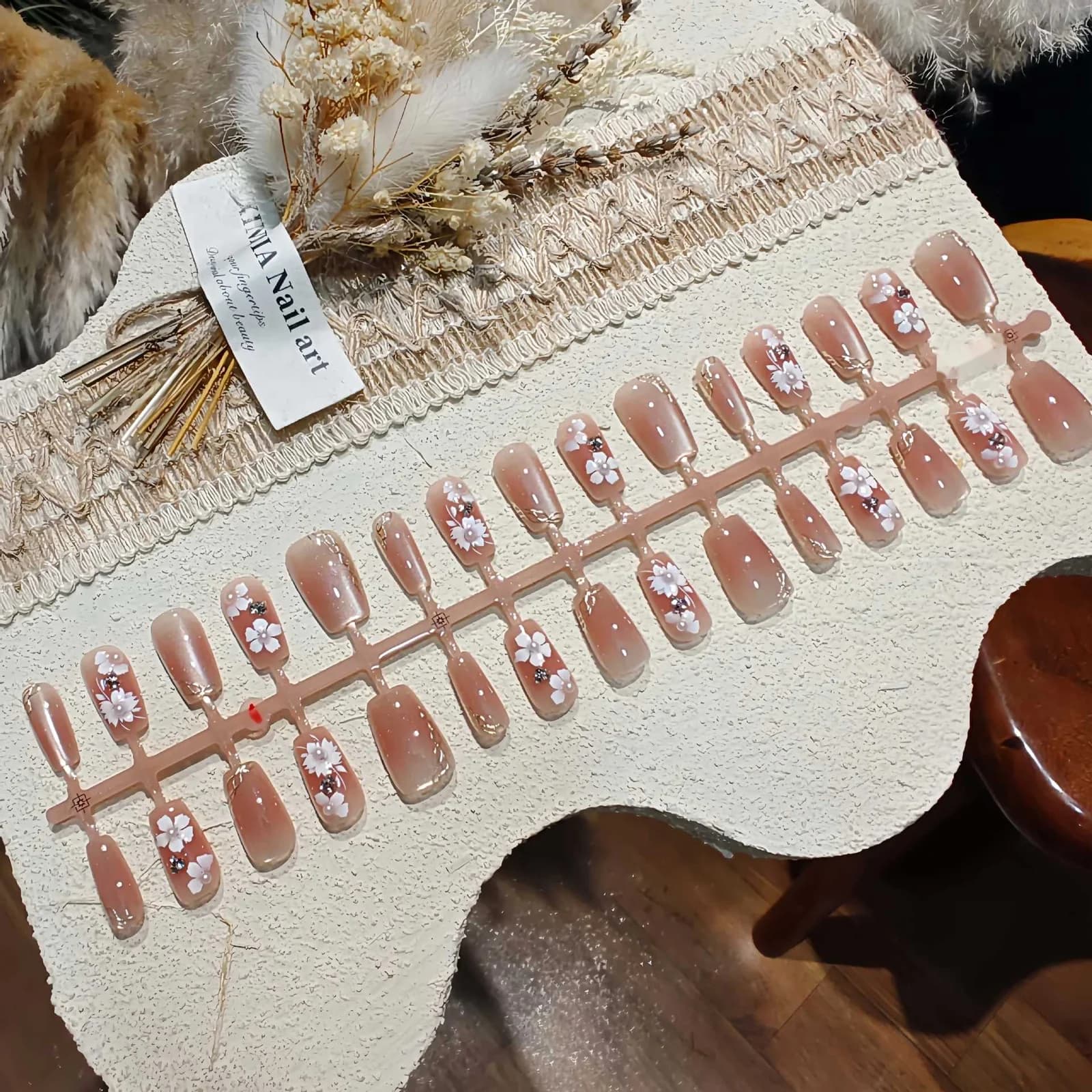 Nalepovací nehty s kočičím okem, květinový vzor, perly a kamínky
