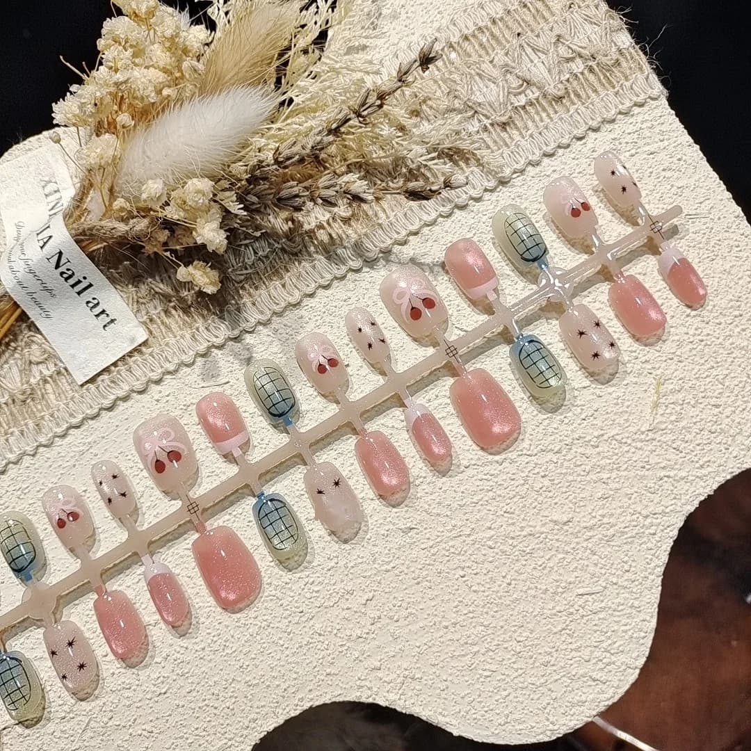 Třešňové kočičí oko, nalepovací nehty, růžový glitr, krátký ballerina styl