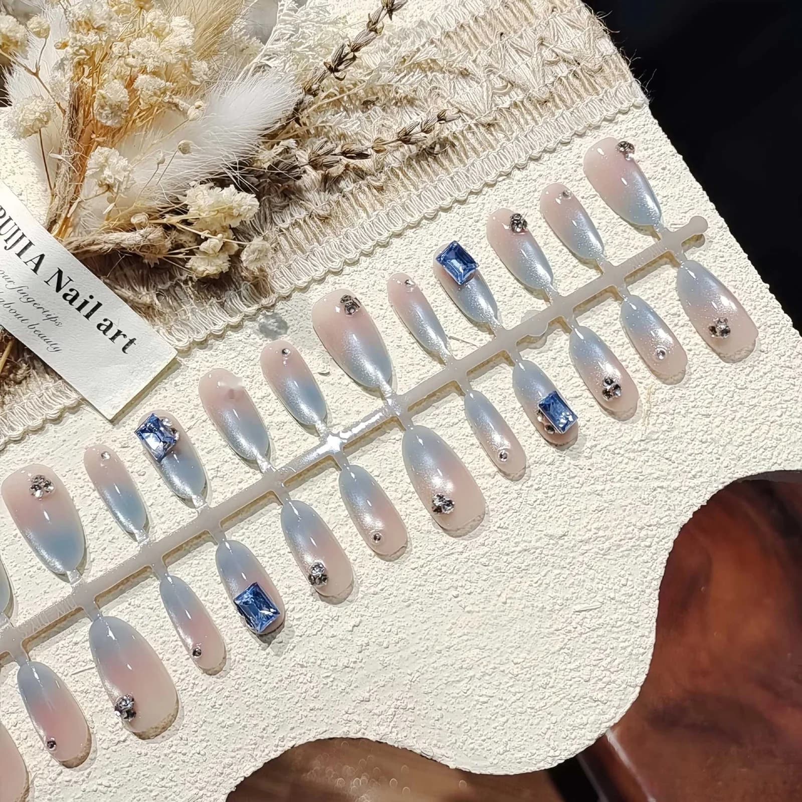 Ledově modré nalepovací nehty Cat Eye s glitrovým gradientem, střední oval