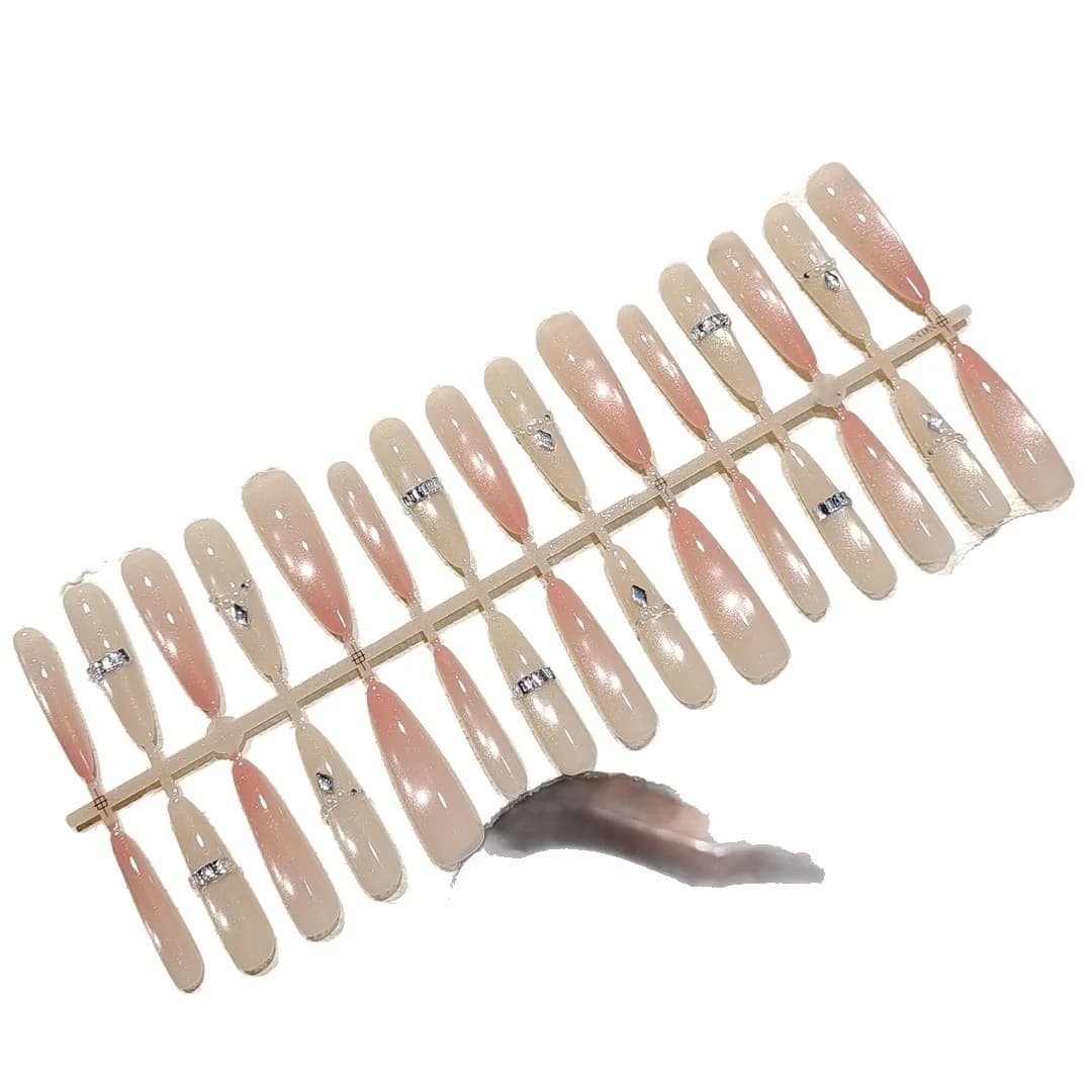 Růžové nalepovací nehty s efektem kočičího oka, měkký lesk, broskvová barva, tvar stiletto