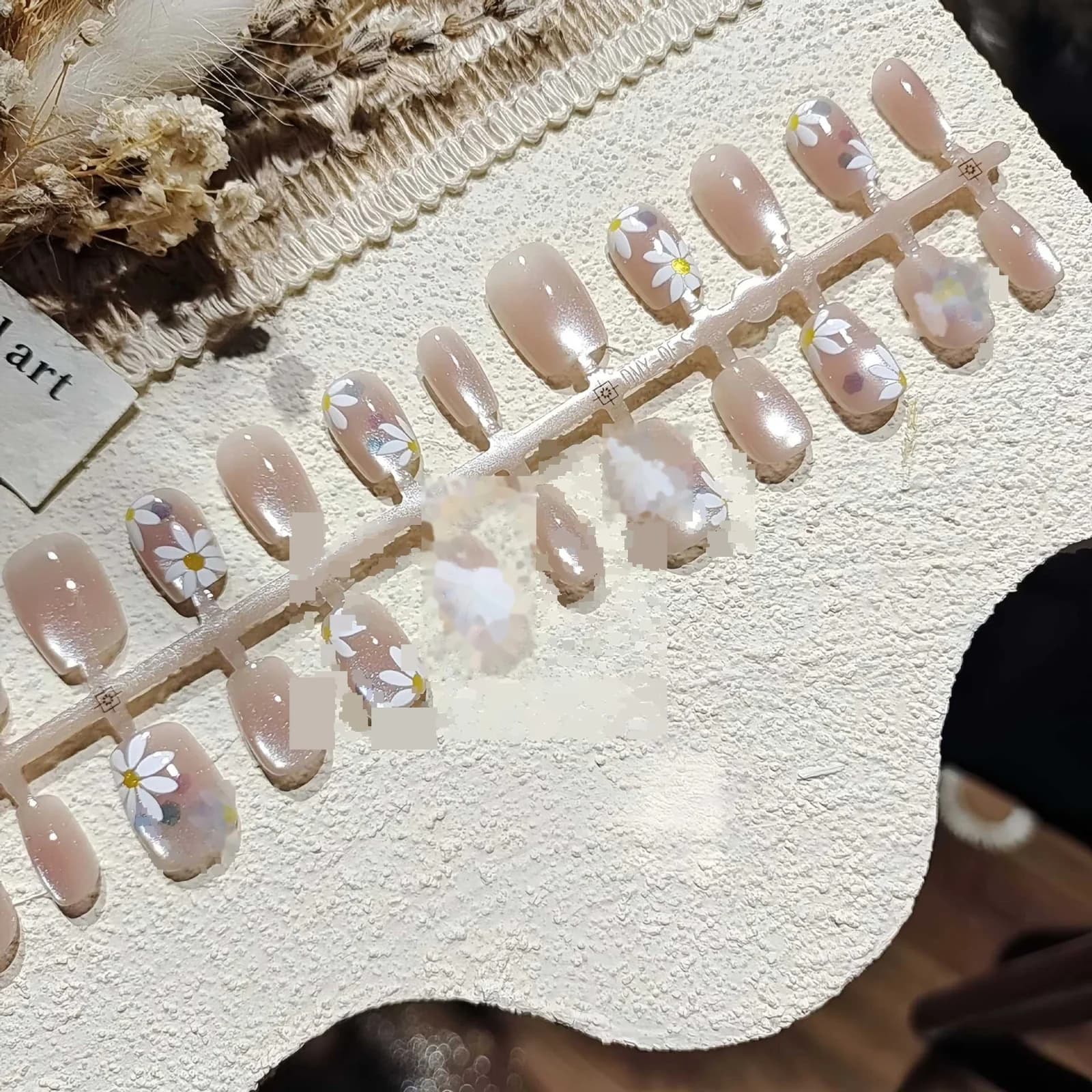Růžové nehty s motivem sedmikrásky, kočičí oko, krátký tvar ballerina