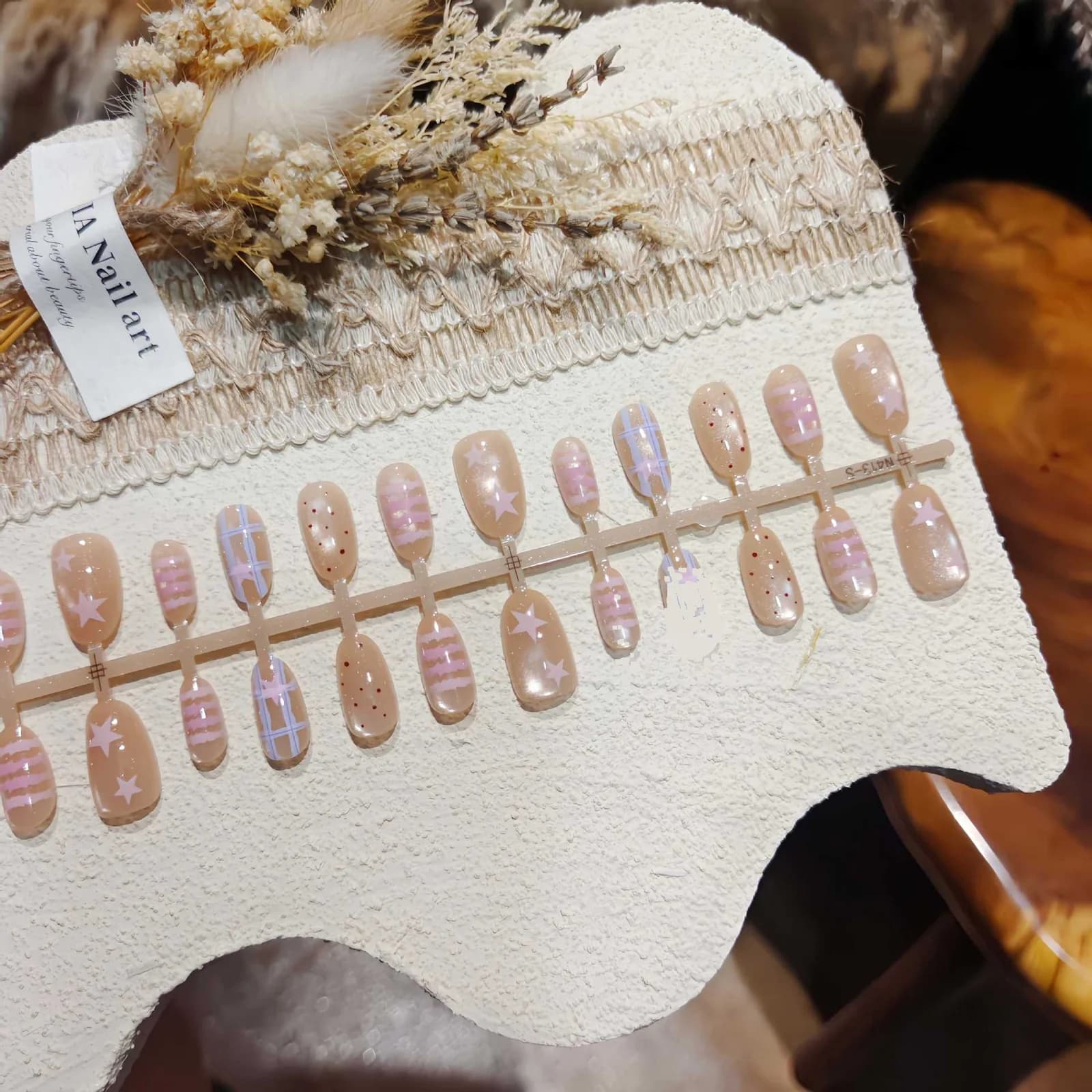 Krátké oválné nalepovací nehty s designem hvězd a puntíků