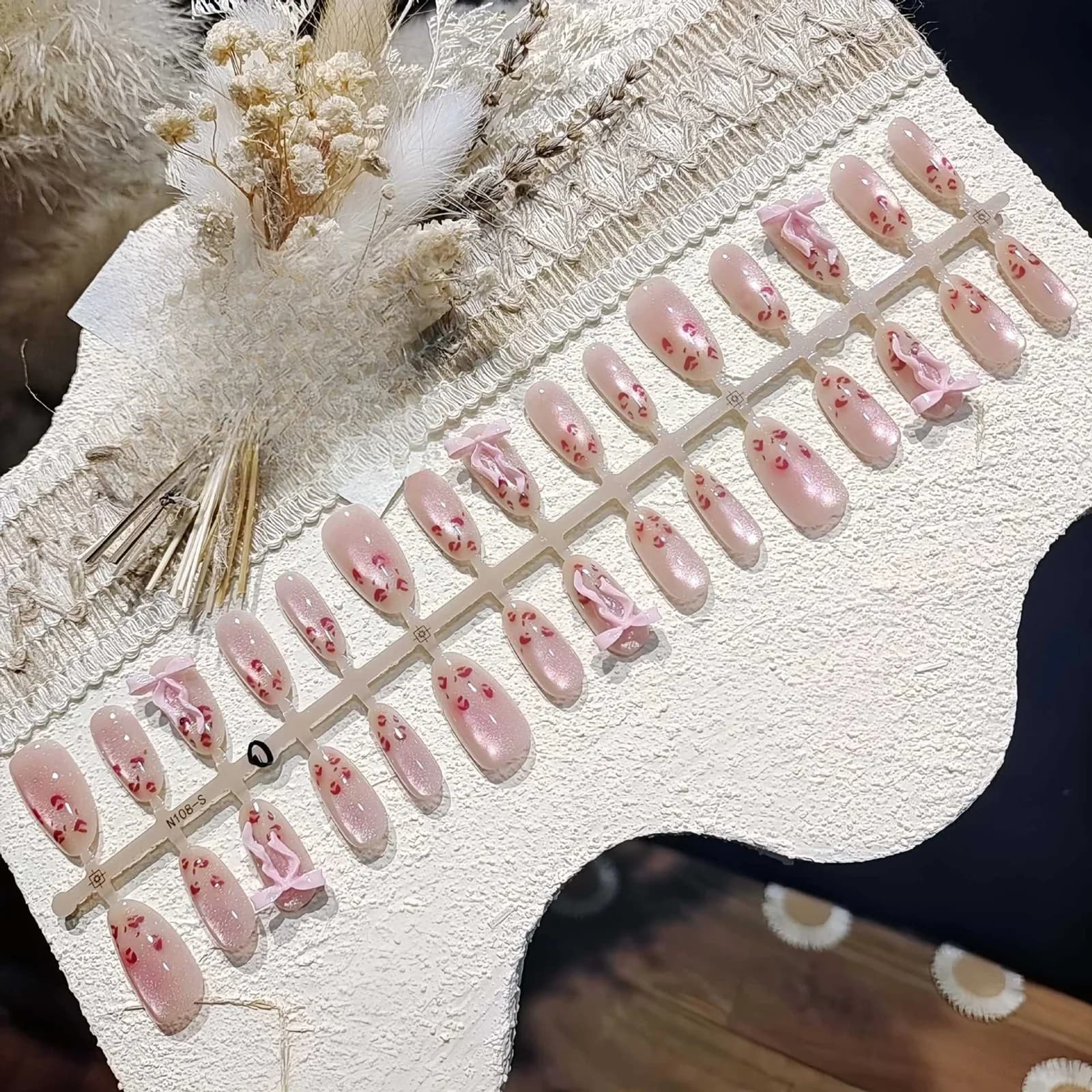 Růžové leopardí nehty s kočičím okem, střední oválný tvar