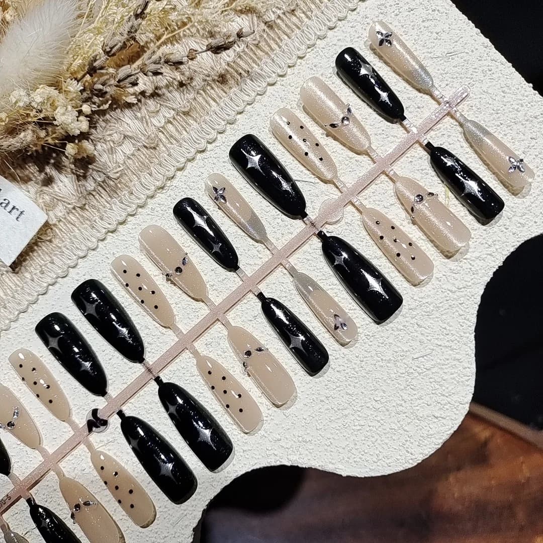 Špičaté nalepovací nehty s krystaly, design tmavé hvězdné oblohy