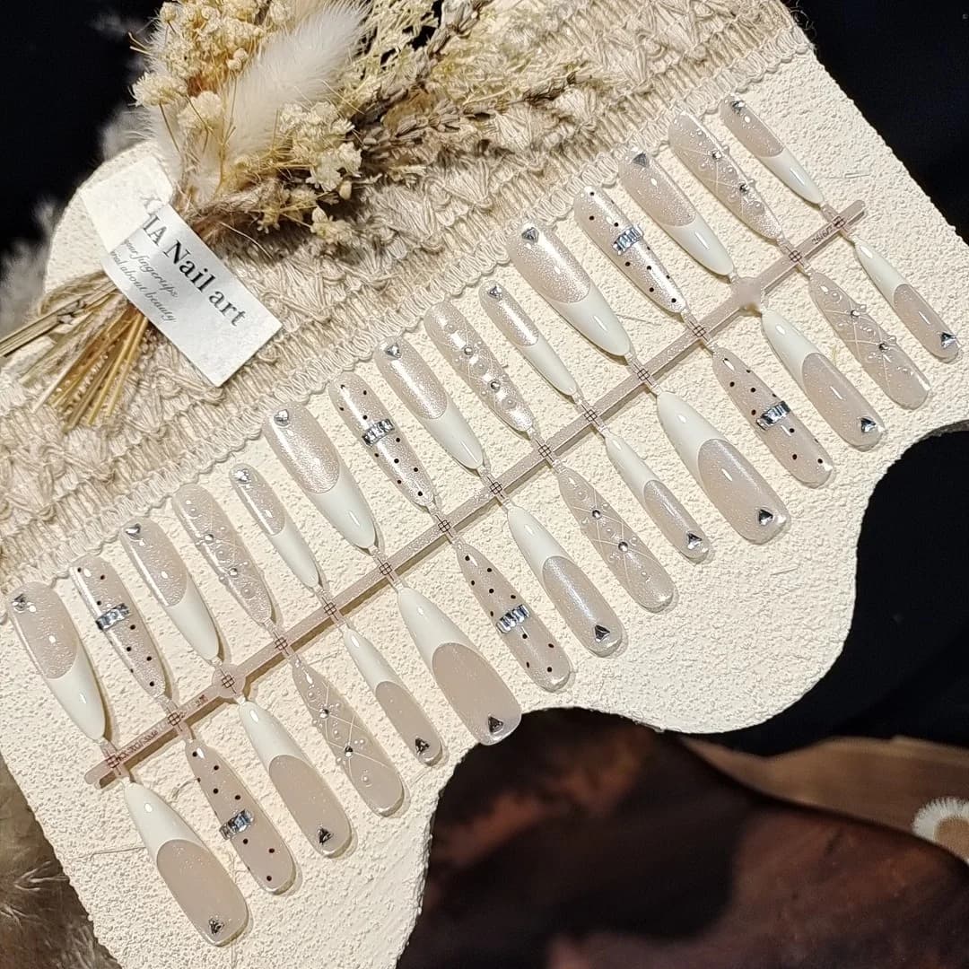 Mléčně bílé nalepovací nehty s velkými kamínky, efekt Cat Eye