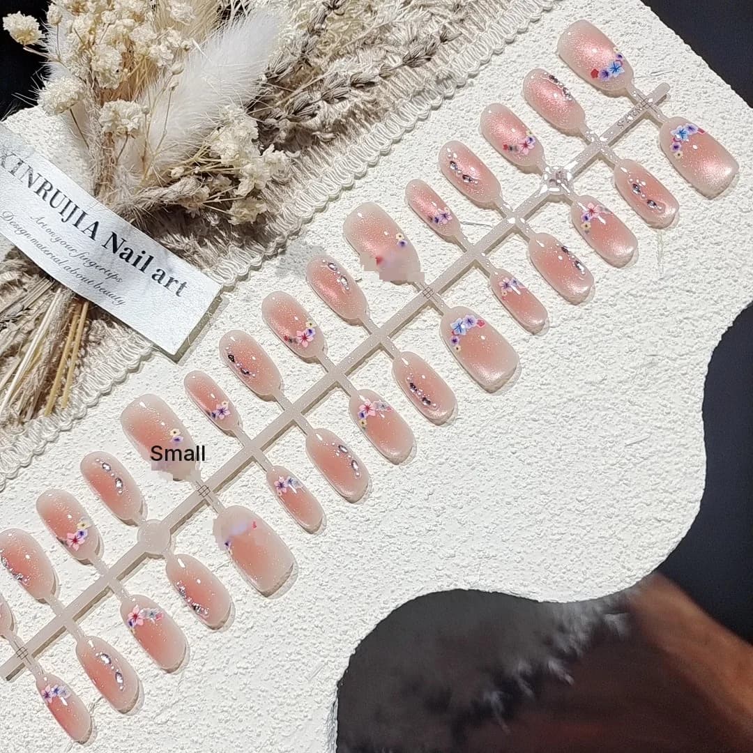 Nalepovací nehty s efektem kočičího oka, třešňové květy a kamínky