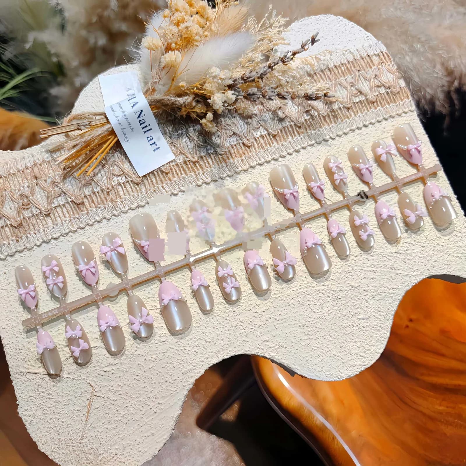 Růžové nehty na nalepení s motýlem, kočičím okem, glitry a mašlí