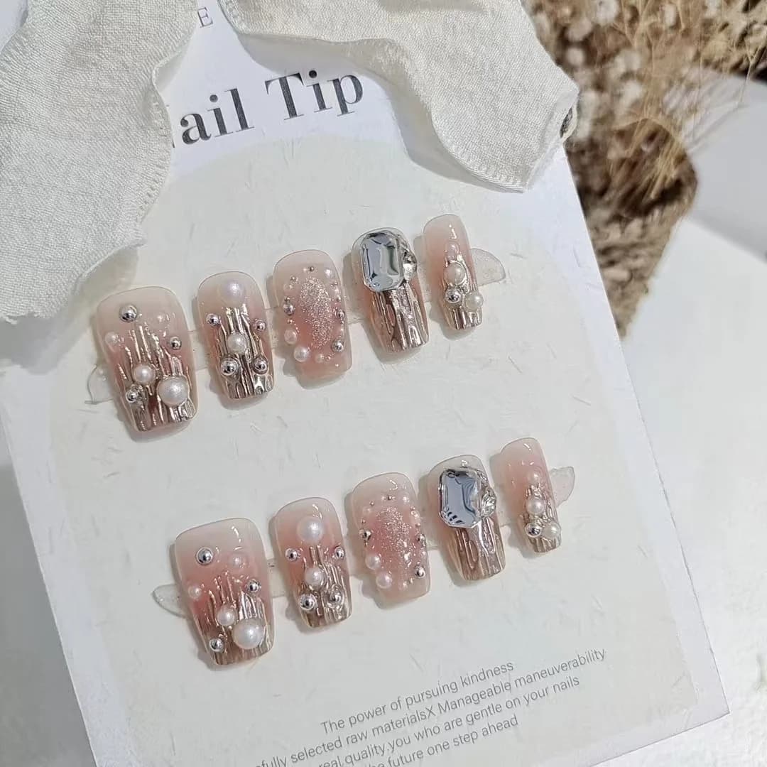 Zlaté nalepovací nehty s kamínky a perlami, krátké hranaté tipy s glitry
