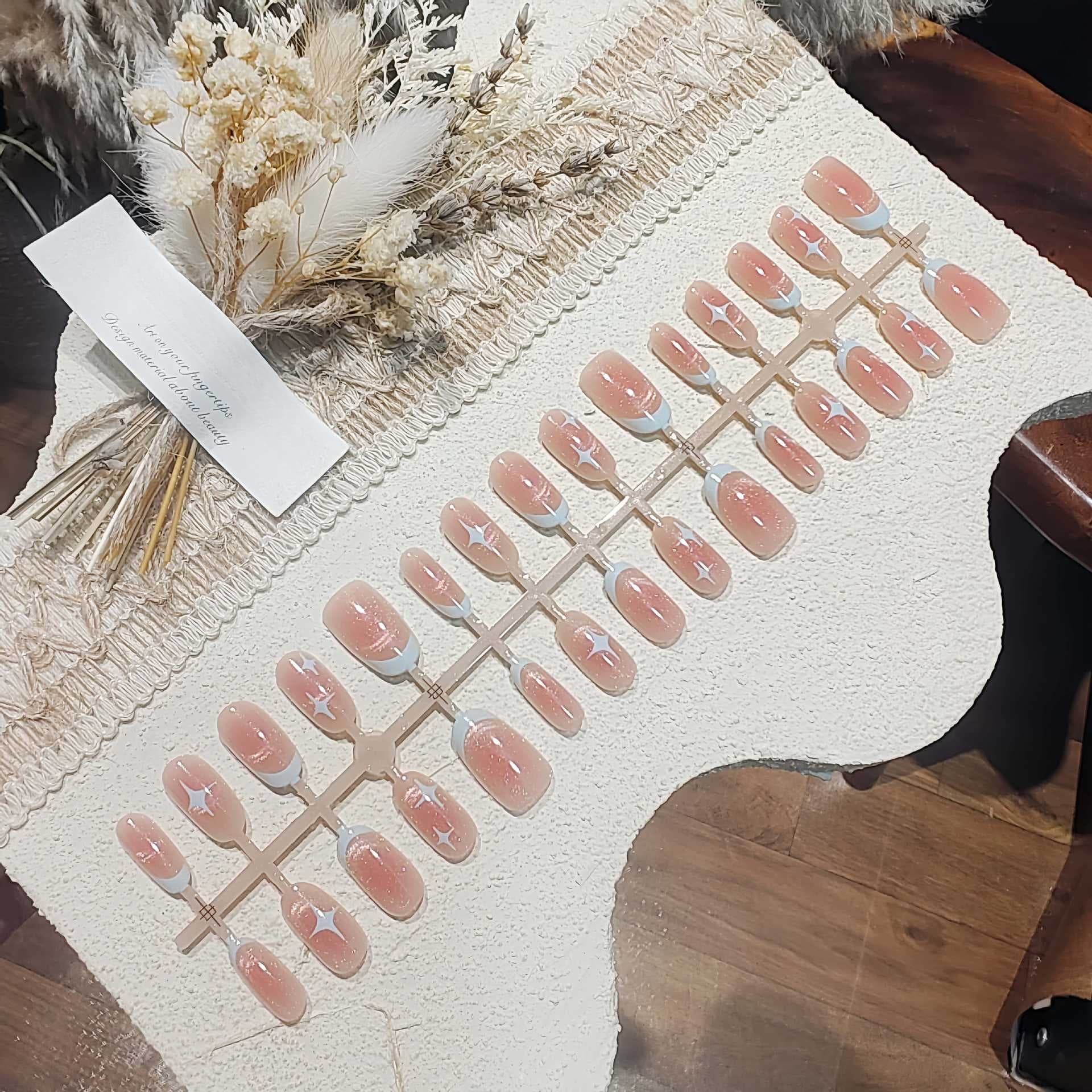 Krátké oválné nehty na lepení Cat Eye, design Růžová hvězdná obloha