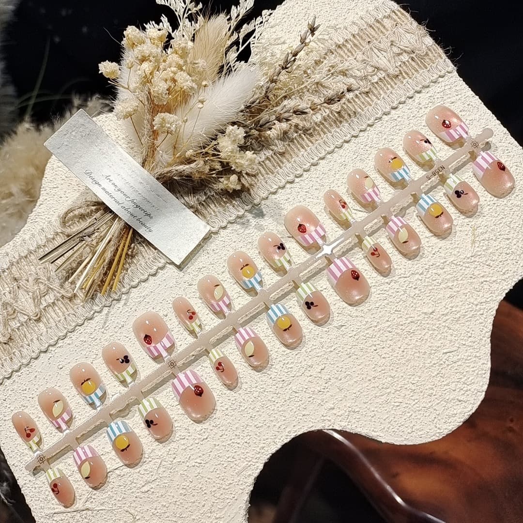 Krátké nalepovací nehty balerína s kočičím okem, candy styl s kamínky