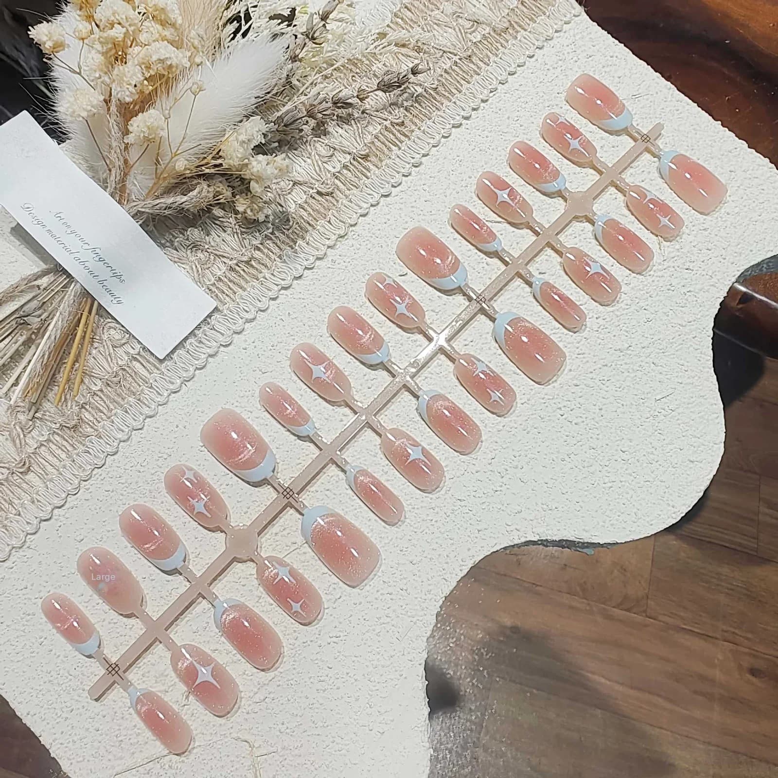 Krátké oválné nehty na lepení Cat Eye, design Růžová hvězdná obloha