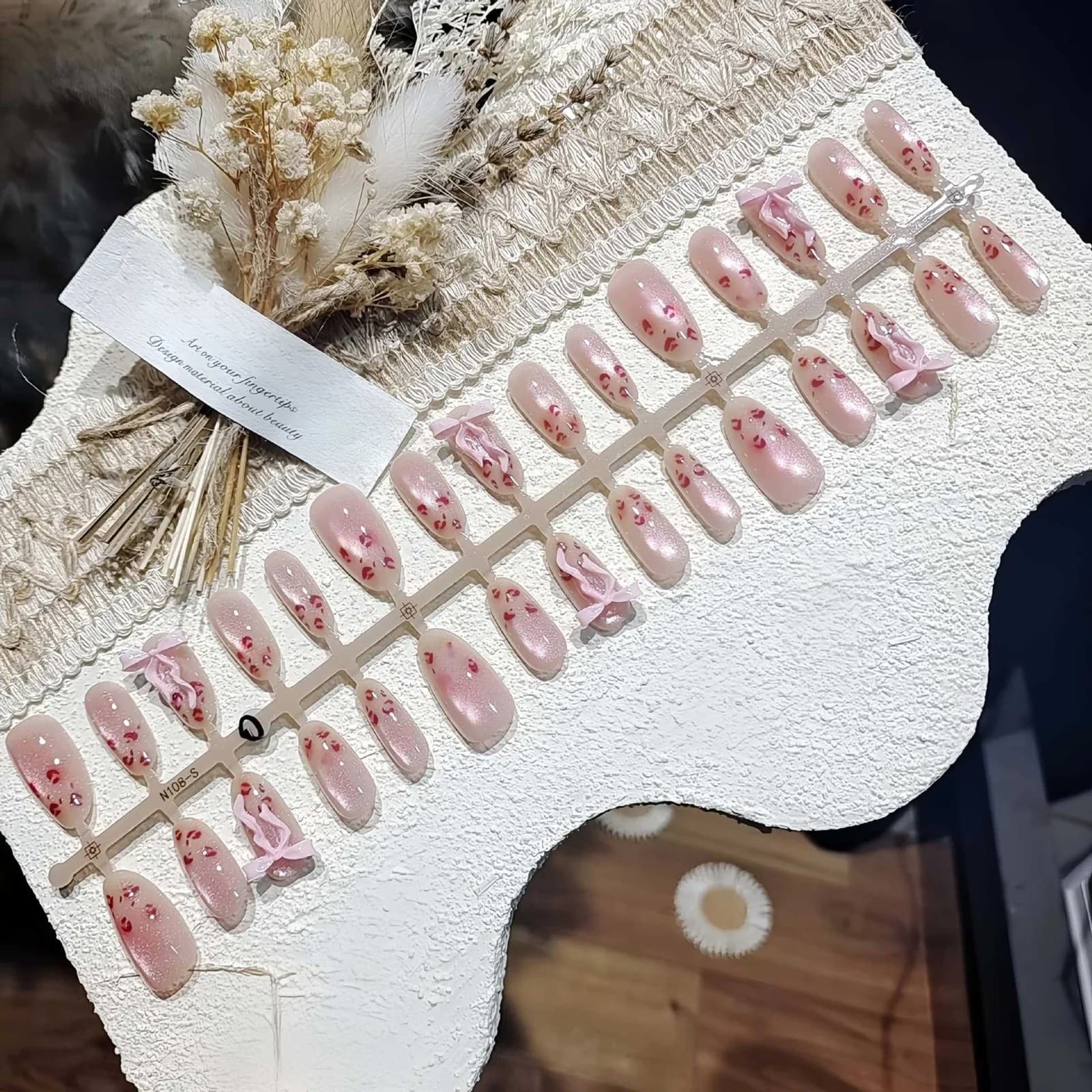 Růžové leopardí nehty s kočičím okem, střední oválný tvar