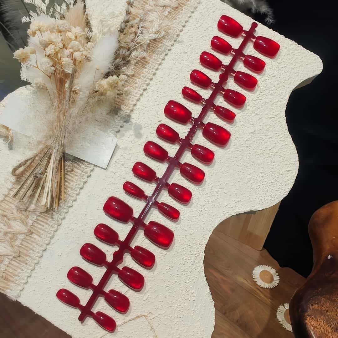 Červené nehty s kočičím okem a efektem skleněných korálků, krátký tvar coffin/balerína
